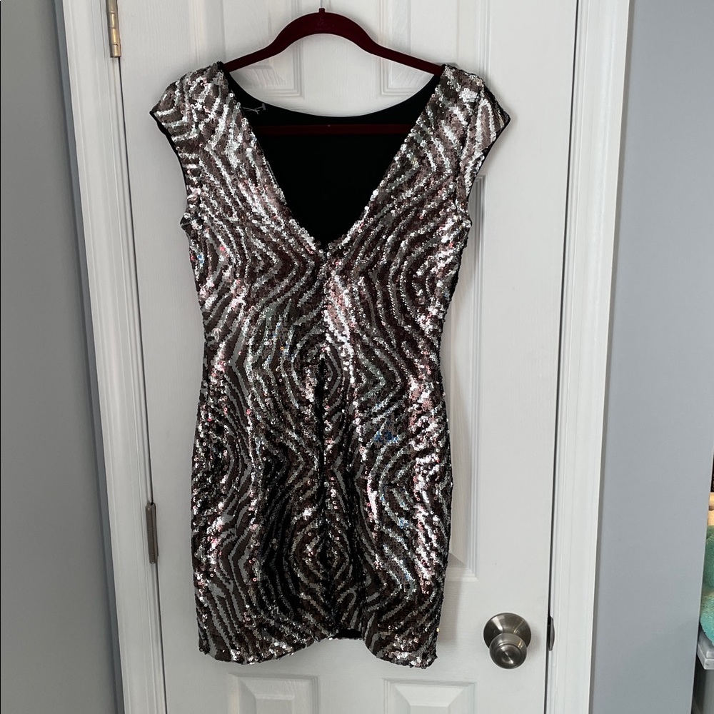 GUESS CAP SLEEVES  BLACK & SILVER SEQUIN ZEBRA PATTERN MINI DRESS SIZE 6 - Picture 6 of 10